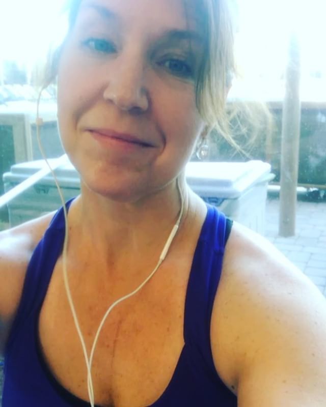 audaciouslife's tweet image. Listening to #UpLevel Your Biz Lesson 5 at the pool during Mia’s swim lesson. It’s awfully windy here!!
#multitaskingmom .
#mompreneurlife #swimlessons #emailmarketing #podcasting #podcastguest #kids #podcastinglife #visibilitymatters ift.tt/2FawFvu