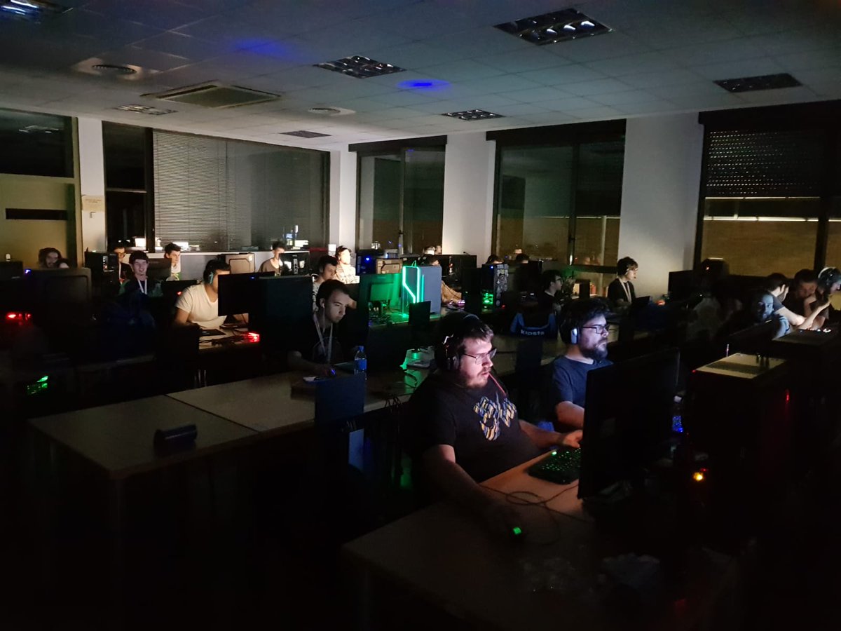 gamers_uab's tweet photo. Sabemos que también seguís de resaca post-#TechPartyUAB. A lo largo de esta semana iremos colgando en este hilo algunas fotos más realizadas en todo el evento, ¡esperamos que os gusten tanto como a nosotrxs! <3 https://t.co/cBzkSSMha8