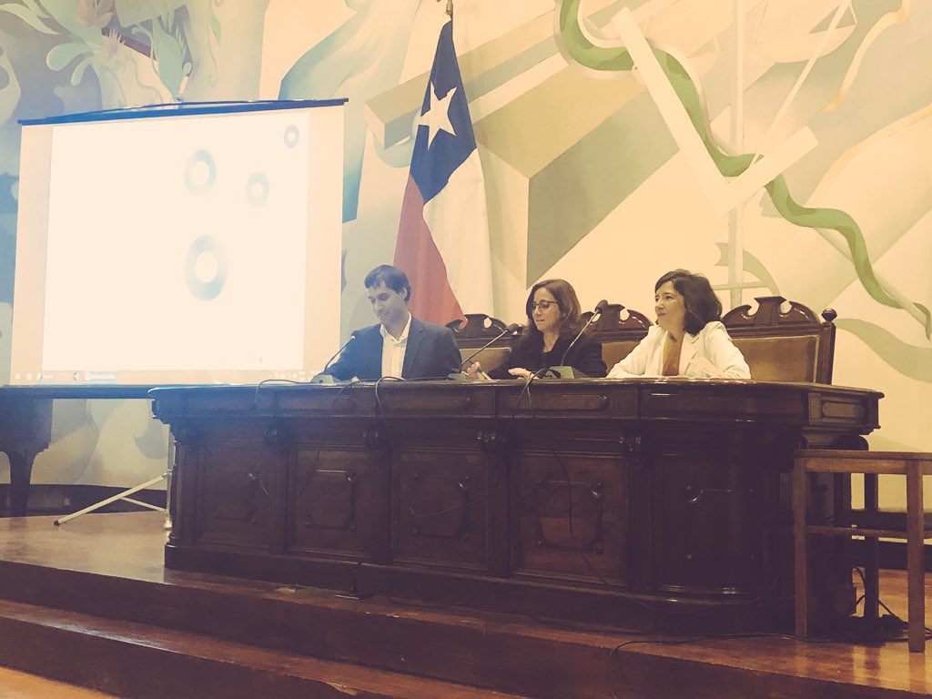 Comienza el panel en la entrega del Informe de Actividades del <a href="/ObConstituyente/">ObConstituyente</a> de @REDDemocracia_, con la participación del profesor Sebastian Soto, Maria Cristina Escudero y <a href="/claudiaheiss/">Claudia Heiss (ella/she/her)</a> #ProcesoConstituyente
