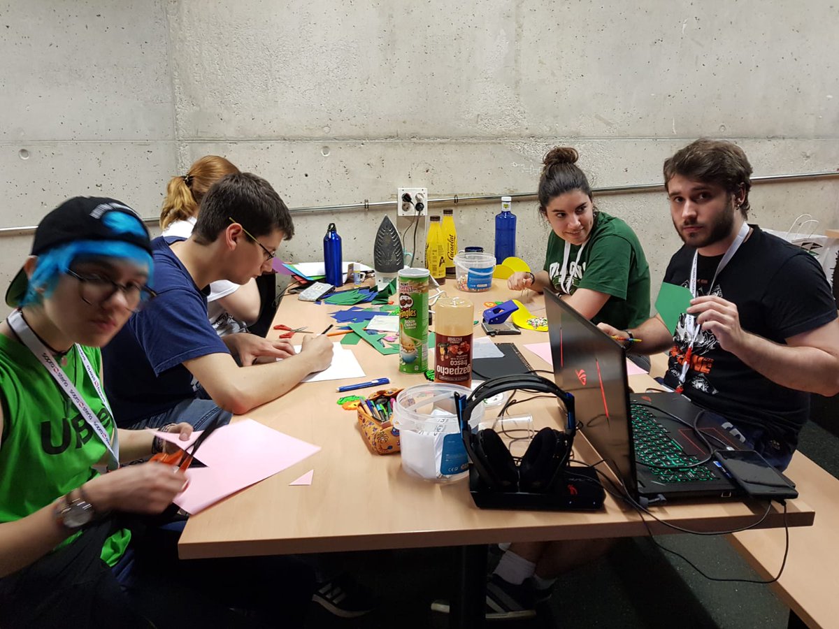 gamers_uab's tweet photo. Antes de nada, hoy hemos estado en Plaza Cívica y también en la Escola d'Enginyeria vendiendo hammas, marcapáginas, rosas de chuche y ramen, celebrando Sant Jordi. ¡Durante la #TechPartyUAB trabajamos muy duro en ello! :P https://t.co/Dsblv347cq