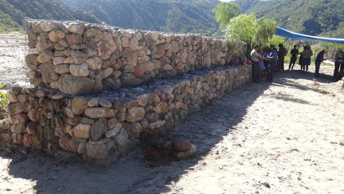 GobChuquisaca's tweet photo. Con el objetivo de #Proteger y #Recuperar terrenos #Cultivables la @GobernacionCh a través de la Dirección de Prevención y Atención de Riesgos, entrega Muro Defensivo de Gavión y Revestimiento de Zapatas de Gavión, beneficiando a 30 familias de la Comunidad de Mojon Pampa del D-7 https://t.co/VduRt3Sjkf