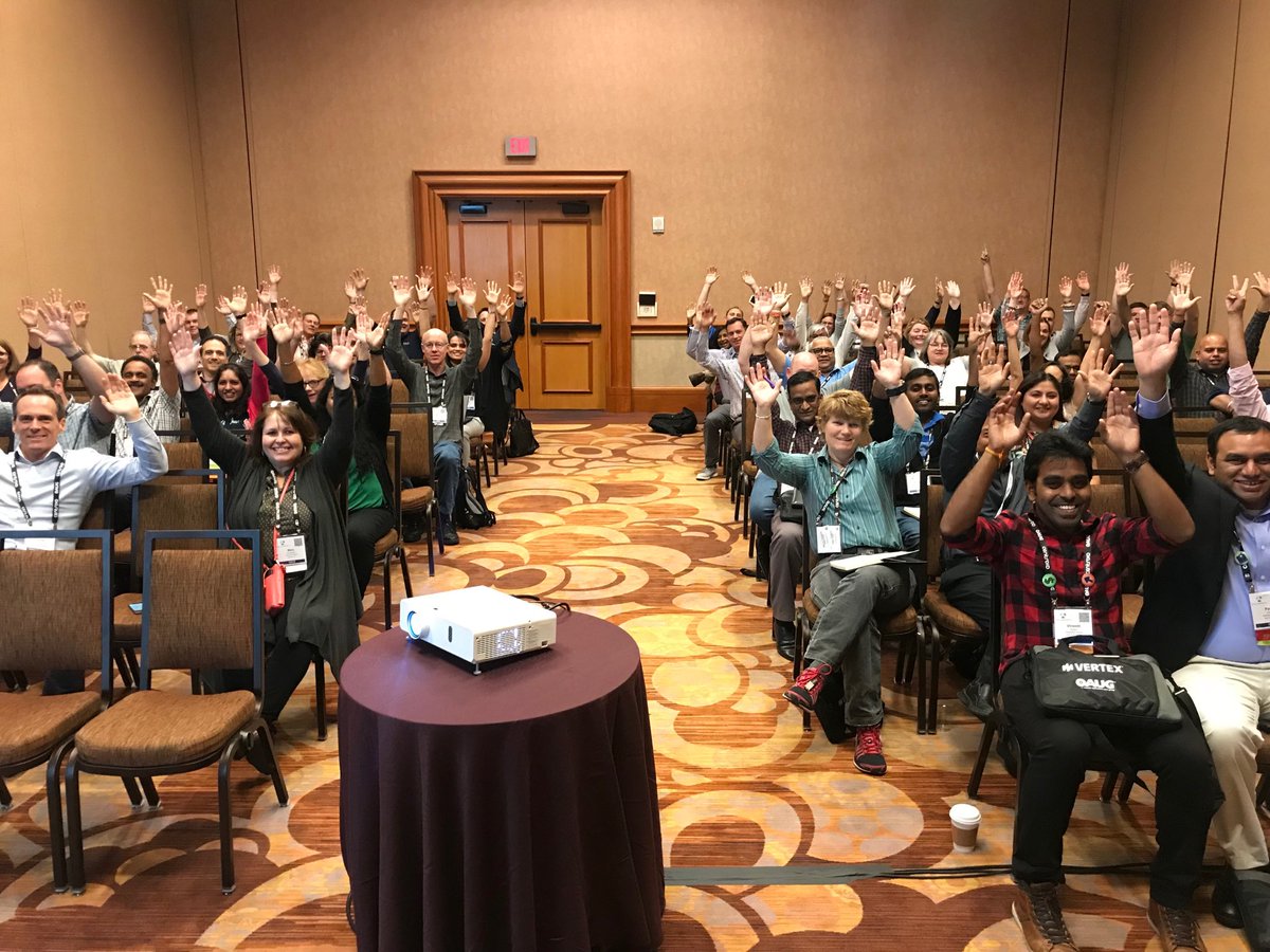 #C18LV APEX in EBS SIG session is starting in a good note with the traditional @orcl_dpeake salute... #orclapex