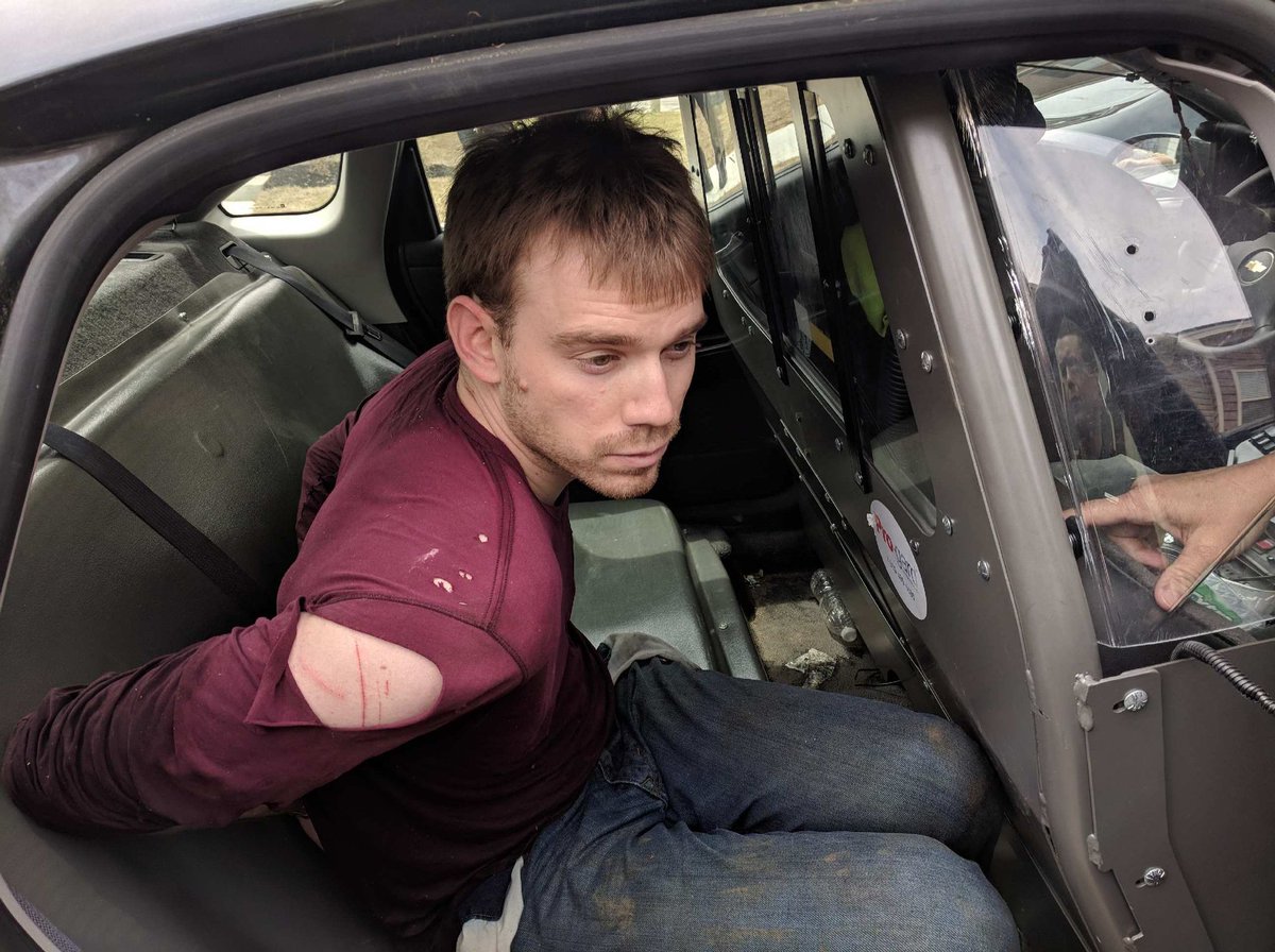 #Breaking Armed Travis Reinking murders 4 people of Color and is caught ALIVE 

While unarmed innocent black men and women are shot and shocked out to DEATH

#WaffleHouseShooting 
#WaffleHouseKiller