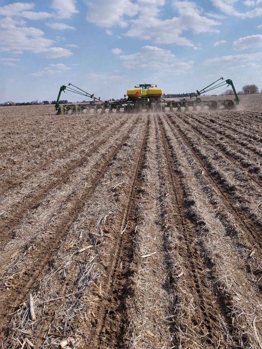 LonsdaleJason's tweet photo. Planting kicked off with a beautiful day! Test plot✔️✔️, #EnogenCorn #Planting2018 @GldnHarvest @SyngentaUS https://t.co/Wq9WL7eubi