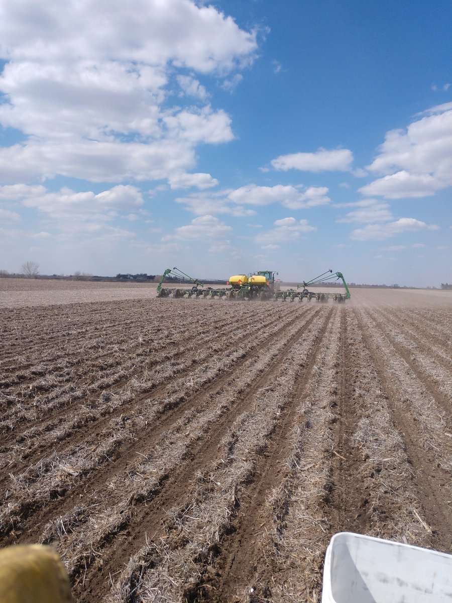 LonsdaleJason's tweet photo. Planting kicked off with a beautiful day! Test plot✔️✔️, #EnogenCorn #Planting2018 @GldnHarvest @SyngentaUS https://t.co/Wq9WL7eubi
