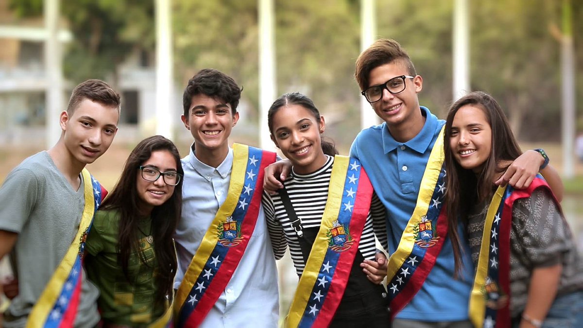 Hay una generacion que grita #VamosVenezuela quienes marcan la diferencia y siguen luchando por un Ideario, por una Historia y por una Revolución que va en progreso ¡Viva Bolívar! ¡Viva Venezuela! Y por siempre #SomosChavez @MPPEDUCACION <a href="/JauaMiranda/">Elías Jaua</a> @SaIaBolivar <a href="/NicolasMaduro/">Nicolás Maduro</a>