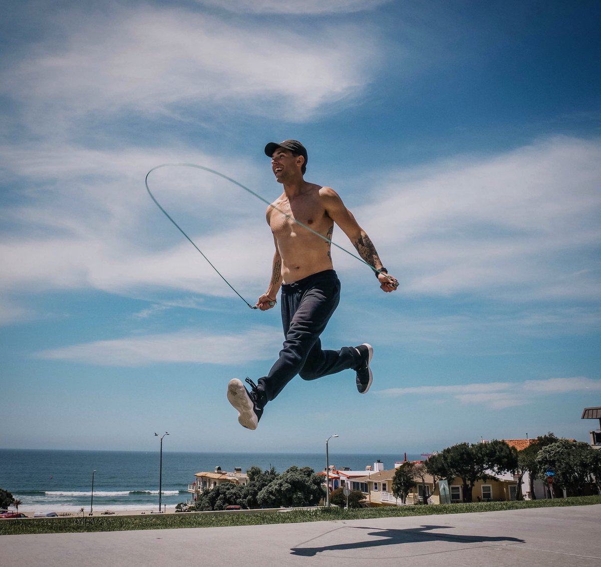 zendudedan's tweet image. Jumping into the week like... #monday #dothething