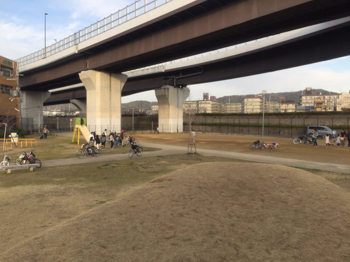 ネット保守連合 事務局 たかすぎ A Twitter 朝鮮学校の勧進橋児童公園の不法占拠から 在特会などが抗議行動を起こし 勧進橋児童公園を市民の手に取り戻しました 京都市が密約を結び 朝鮮学校の不法占拠を黙認して来たのが原因 この問題に京都地裁などが抗議行動の原因