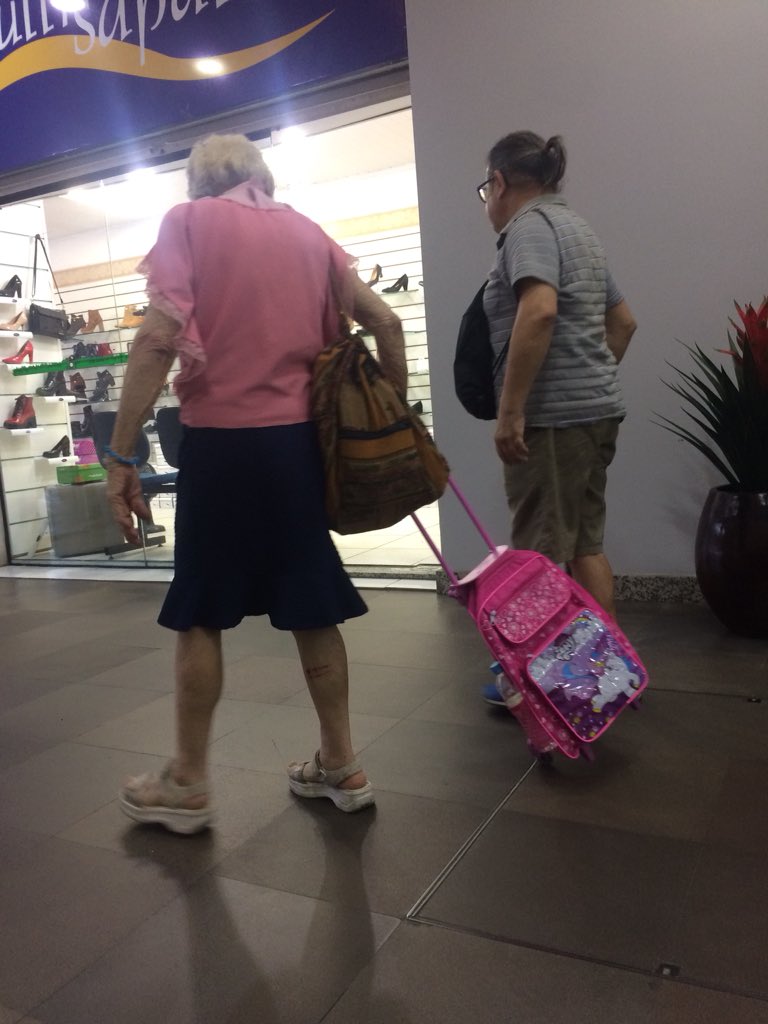 ribeiromonicao's tweet photo. Eu to completamente apaixonada por essa senhorinha que conheci hoje! Ela tava super feliz com a mochila que ganhou de unicórnio! Me deu oi toda feliz mostrando a mochila! Como que alguém pode não gostar de idosos!? Simplesmente uns amoreeees 💞 https://t.co/1LlOSJysxs
