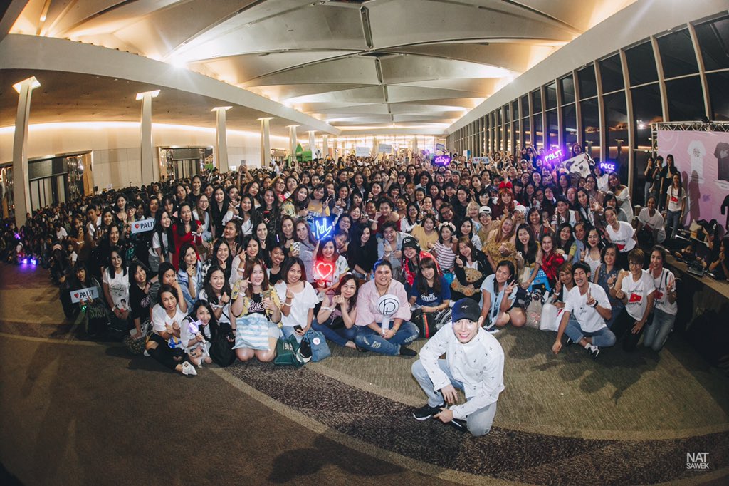 Nat_Sawek's tweet photo. Group shot !! #เป๊กผลิตโชค #PeckPalitchockeFirstDate #PeckpalitFirstDate #peckpalit แทคผิดแทคให้ใหม่ด้วยค๊าบบ https://t.co/s5zYH4TymL