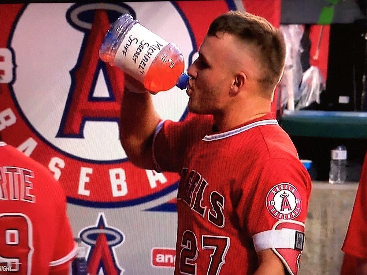 4athletebrands's tweet photo. "@DrinkBODYARMOR aka 'Michael's Secret Stuff' (Trout is an investor) has to come up with something that plays off this image. This is branding gold!" - @DanShuftan
#ThinkLikeAnInfluencer
#TheCompletePlayer https://t.co/jYk3hwHmeW
