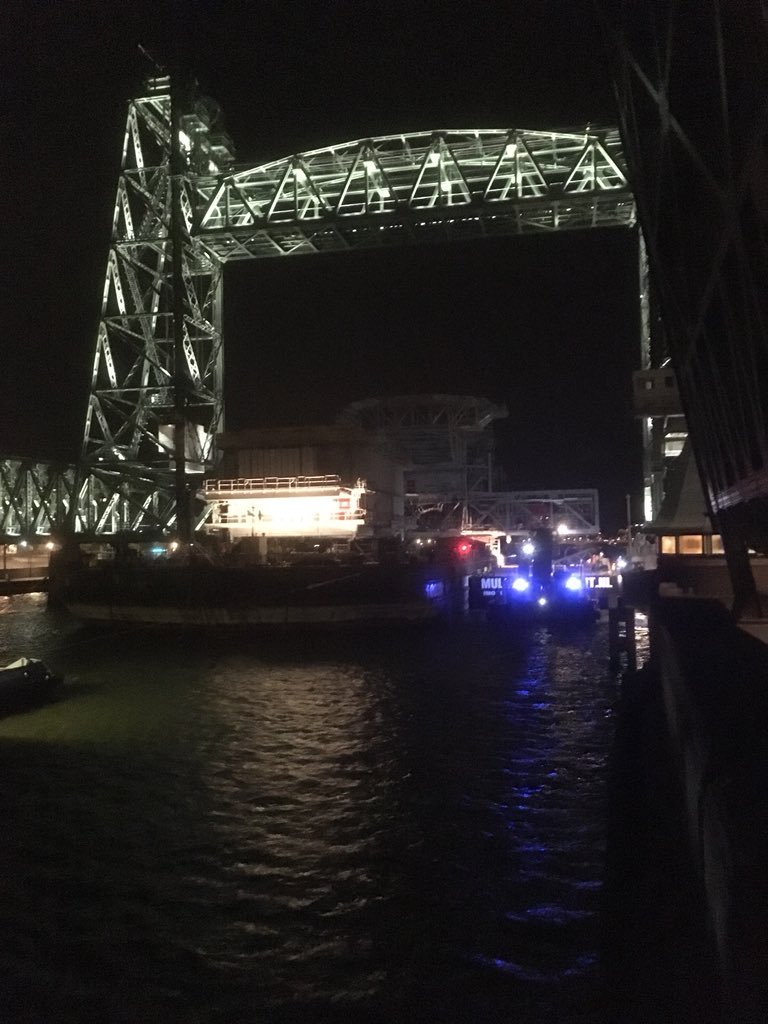 Helmer010's tweet photo. Het was soms krap, maar het speciale transport is vlot en veilig De Hef, Koninginnebrug en Erasmusbrug gepasseerd. Maritiem vakmanschap van @MullerDordrecht, de extra geopende stand van de Koninginnebrug mogelijk gemaakt door @Stadsbeheer010  &amp; @DWGAutomation https://t.co/aiztKhY30q