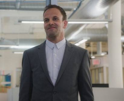shvesta's tweet image. A smiling Sherlock in #Elementary S6Ep.3 #PushingButtons written by @JeffreyPaulKing airing May 14th on @CBS.  Hoping the smile means good news.