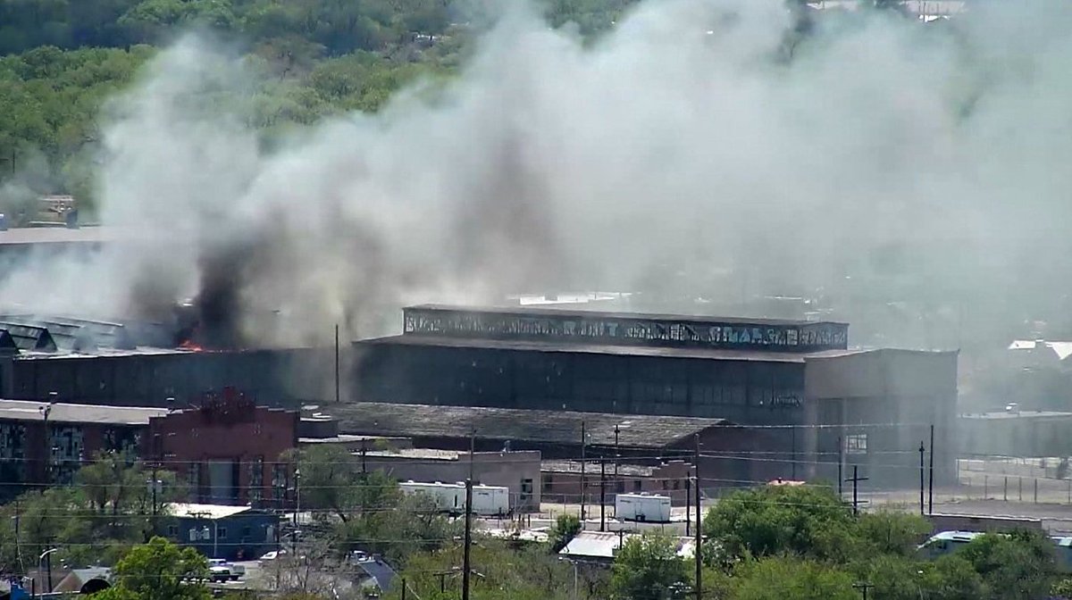 <a href="/olv/">olv</a> This iconic rail yard building used as locations for #BreakingBad #BetterCallSaul #TheBrave #MidnightTexas #TheAvengers and numerous other TV and movie productions is currently in flames in downtown #Albuquerque. #NMfilm <a href="/abqstudios/">Albuquerque Studios</a>