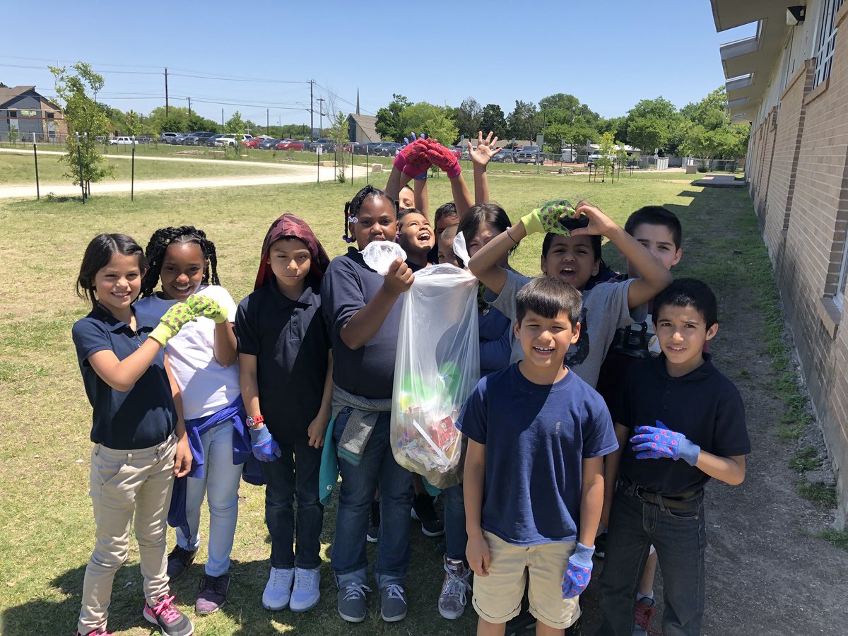 Celebrated Earth Day today by picking up trash at our school park 🌎<a href="/BEcoActionTeam/">Barrington Elementary Eco-Action Team</a>  #EarthDay2018