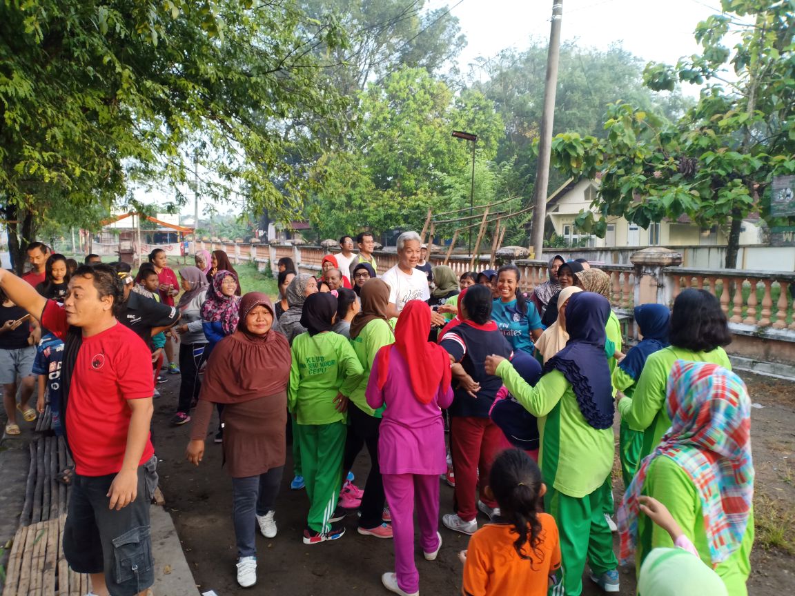 DPDPDIPJateng's tweet photo. Pagi ini Mas @ganjarpranowo ikut senam bersama warga kampung Sorogo, Kecamatan Cepu, Kabupaten Blora. @pdipblora #KamiGanjarYasin #KandangBant3ng #CoblosGanjarYasin1 #PDIPerjuanganM3nang https://t.co/5IDtFK48rk