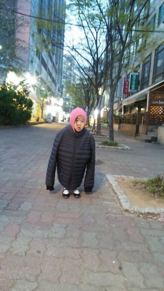 moijamoi's tweet image. [moi #딸바보] 에비비!! 나는 아빠 옷 귀신이다~
아빠와 저녁 나들이 간 딸래미가 춥다고 한 모양이에요.
아빠가 큼직한 잠바를 벗어주니 금세 장난기 발동하는 딸래미. 귀신 흉내를 내며 돌아다닙니다.

☞ 자세히보기 omn.kr/r23b
#육아빠 #아빠와나들이 #예쁜여섯살 #모이