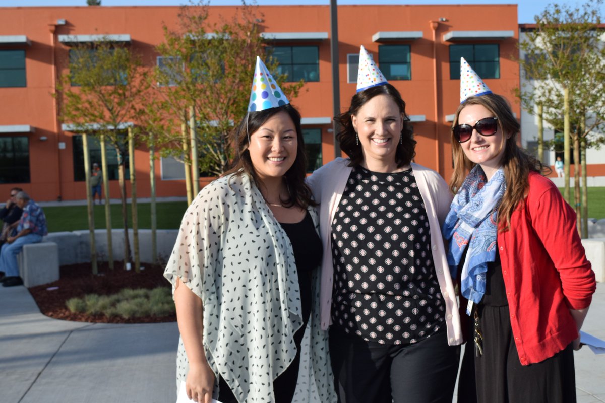 SunnyvaleSD's tweet photo. @BishopBobcats started instruction in their new 2-story classrooms today! Staff welcomed families and helped them find their new classroom. Great seeing the beautiful new part of the campus and how excited the students were to get inside! #SSDBuilds #2013Bond Thank you Sunnyvale! https://t.co/XBDUo5OkM4