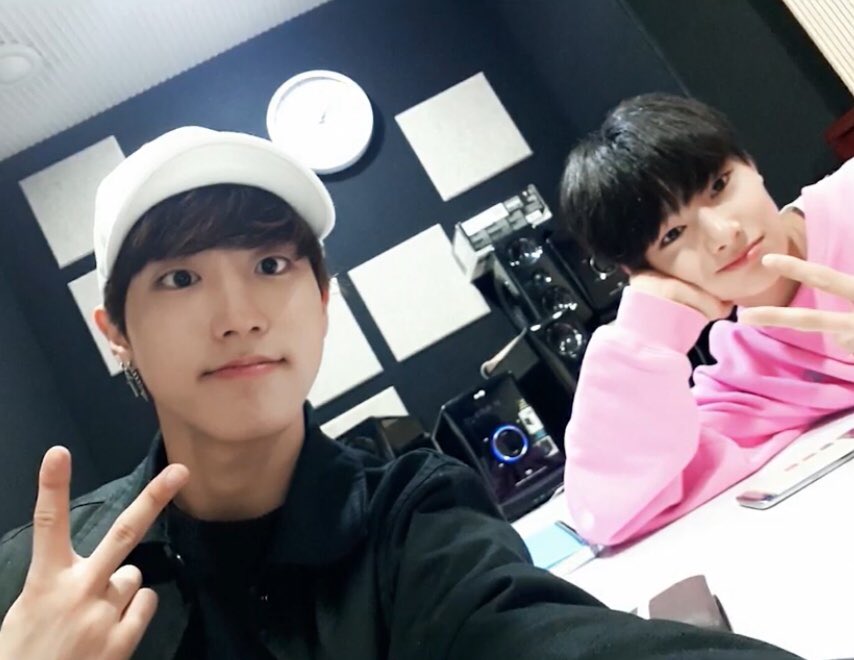 skzarchive's tweet photo. tbh han takes the best selfies with the members https://t.co/EubMk9QLVv