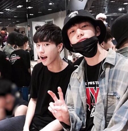 skzarchive's tweet photo. tbh han takes the best selfies with the members https://t.co/EubMk9QLVv