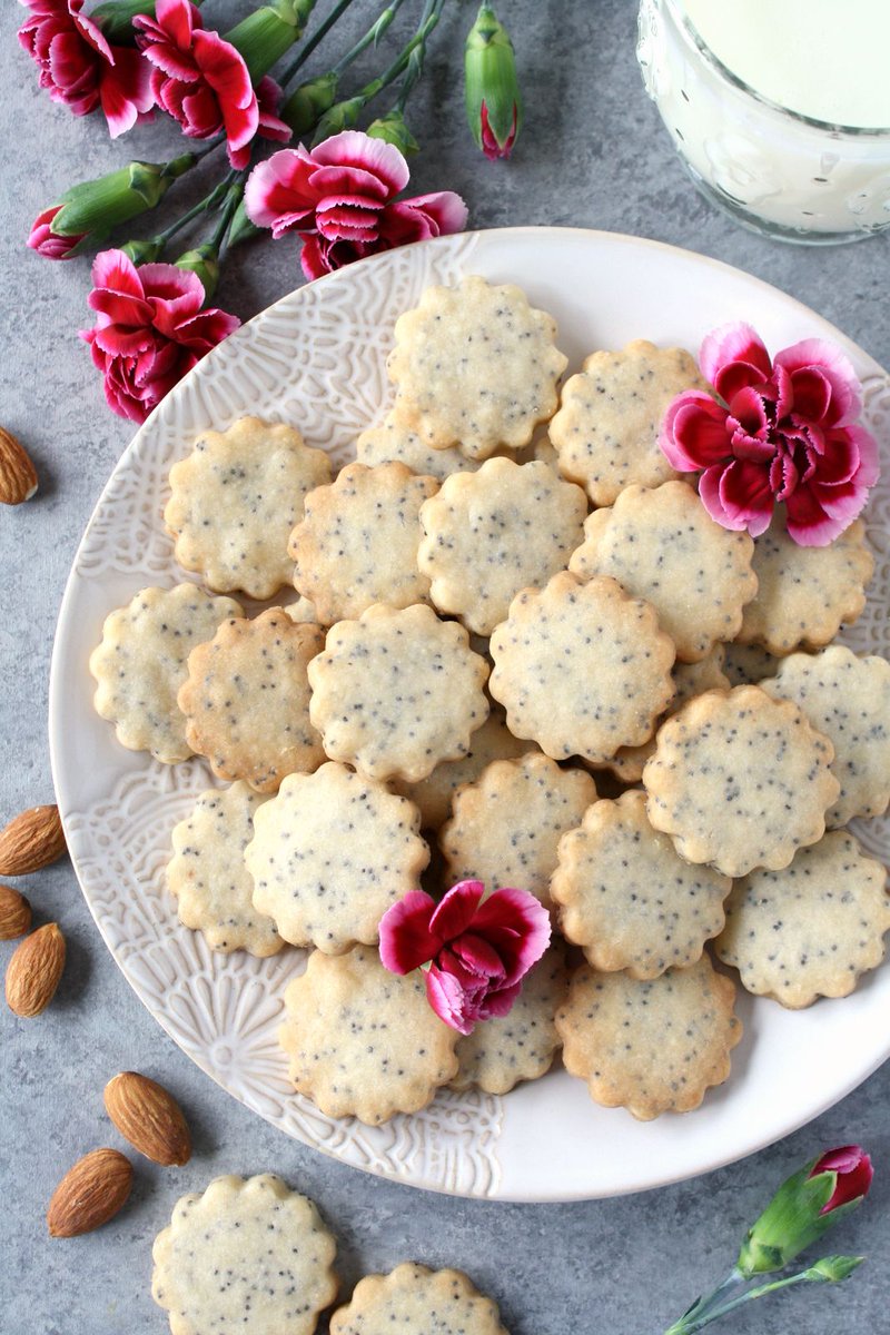 CakePantsLady's tweet photo. Life is what you bake it! Sometimes, you need something simple and classic, and these almond #poppyseed #shortbread cookies fit the bill perfectly. https://t.co/kTRCgUvBtM https://t.co/k3uuwugbtT