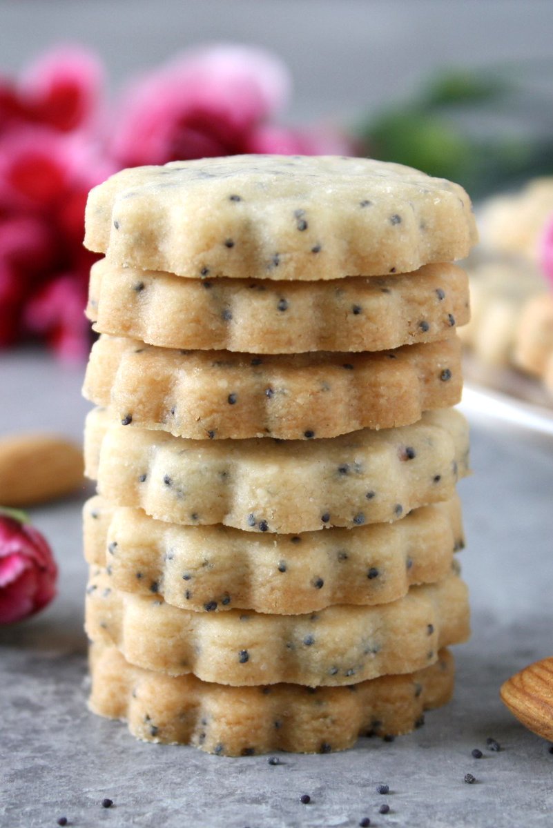 CakePantsLady's tweet photo. Life is what you bake it! Sometimes, you need something simple and classic, and these almond #poppyseed #shortbread cookies fit the bill perfectly. https://t.co/kTRCgUvBtM https://t.co/k3uuwugbtT