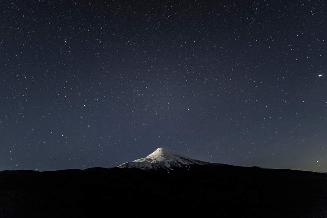 radissonpvaras's tweet photo. Una bella imagen nocturna del #VolcanOsorno hecha por el fotógrafo osornino Ricardo Baessolo. #HelloRadisson #PuertoVaras https://t.co/fQTsPaZchf