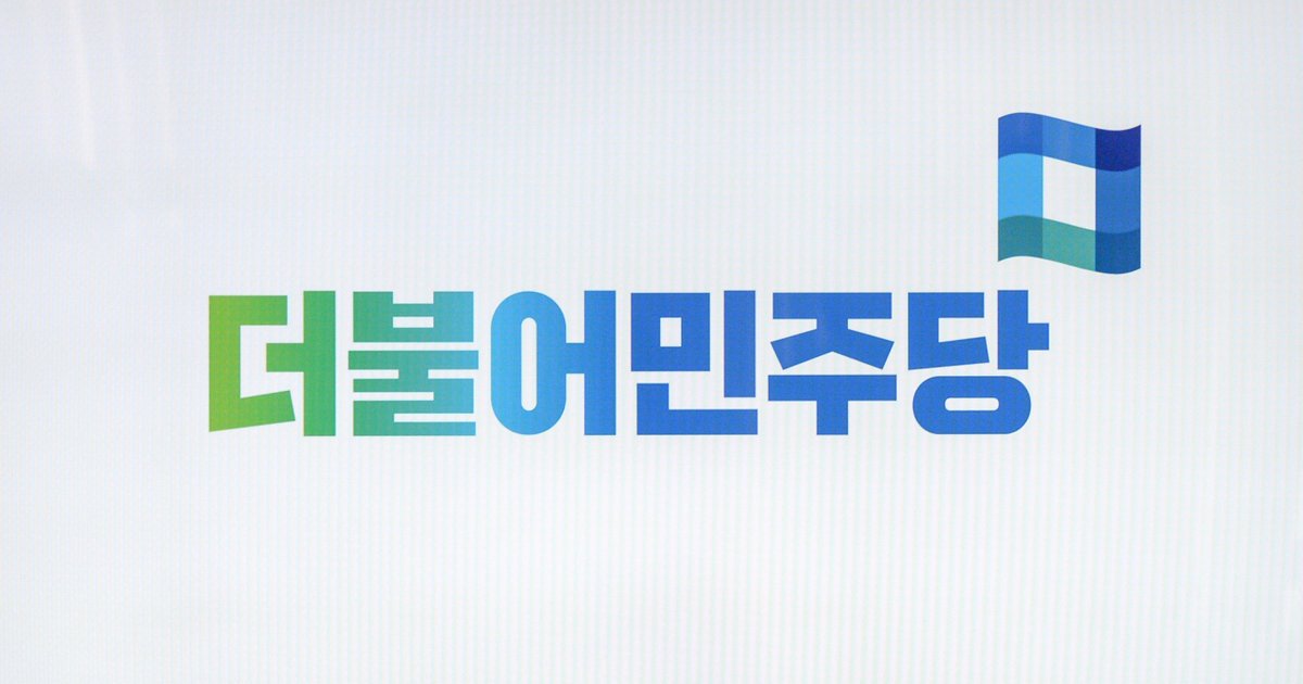 HuffPostKorea's tweet photo. 민주당 사상구청장 최종 후보 확정 앞두고 있던 강성권씨가 어젯밤 저지른 일: 여자 비서의 뺨을 때리고, 멱살을 잡아 옷을 찍는 등 폭행을 저질러 '현행범' 체포됐다. 
https://t.co/LaxYOP58sD https://t.co/IEdJrRuqp3