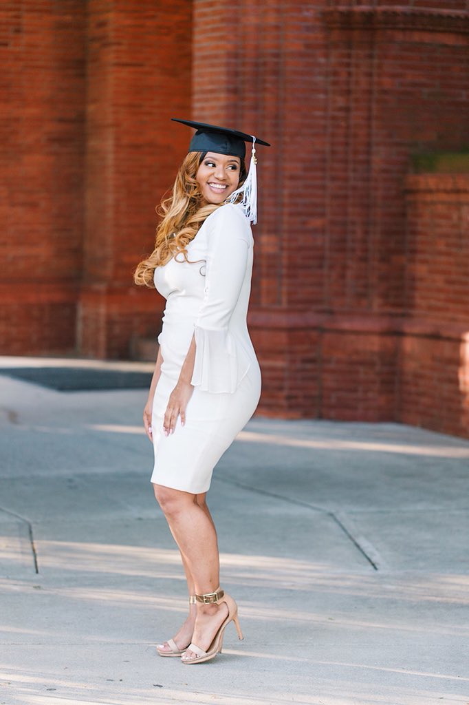 thinkpinkkimm's tweet photo. Brains, beauty and a little bit of booty๐ #iWILLpassthesis #itwillNOTkillme #finalfour https://t.co/KKwFmXEGQK