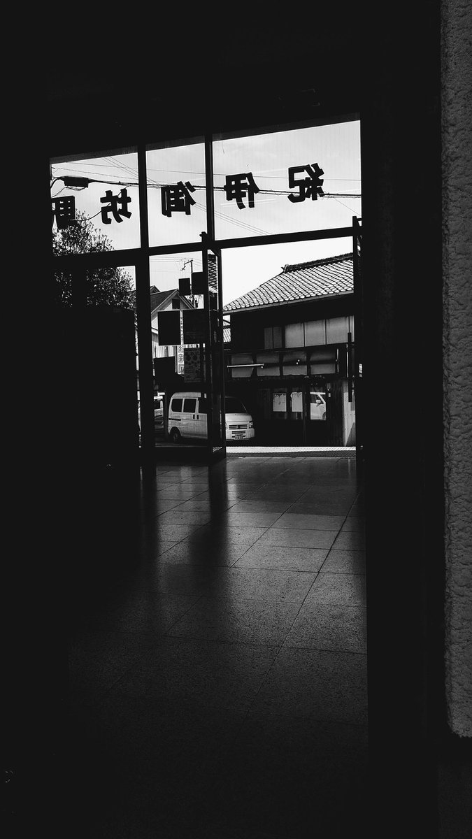 kishu_saba's tweet photo. おはようございます🎵八ツ房です🌞来月５月５日に紀伊御坊駅にてきてつフェスタを開催致します🎵感謝感謝の90周年　色々お楽しみを用意しております😉👍✨是非是非お立ち寄りを‼️
#紀州御坊駅 #八ツ房 #コラボ #弁当 #感謝 #90周年 #kishu #railway #90yr #aniversary #comejoinus #fun https://t.co/D3Go14karO