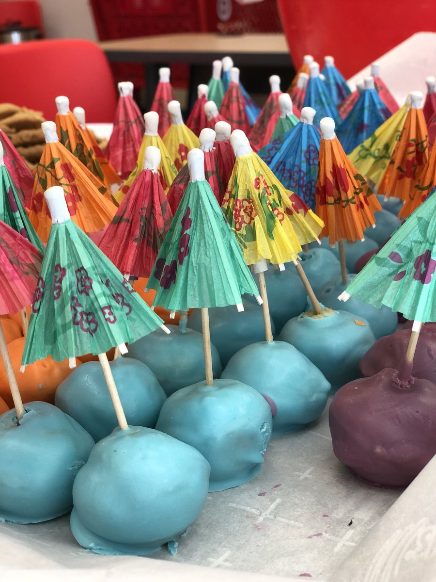 cmacTGT's tweet photo. Aloha from the Island! 2779’s “Tropical Luau” to recognize the team for driving a whopping 10.46% sales comp was a hit! #TargetOhana #ThanksForGrillingGlen 🏝🍍🌺☀️ https://t.co/pQqEcMKq8s
