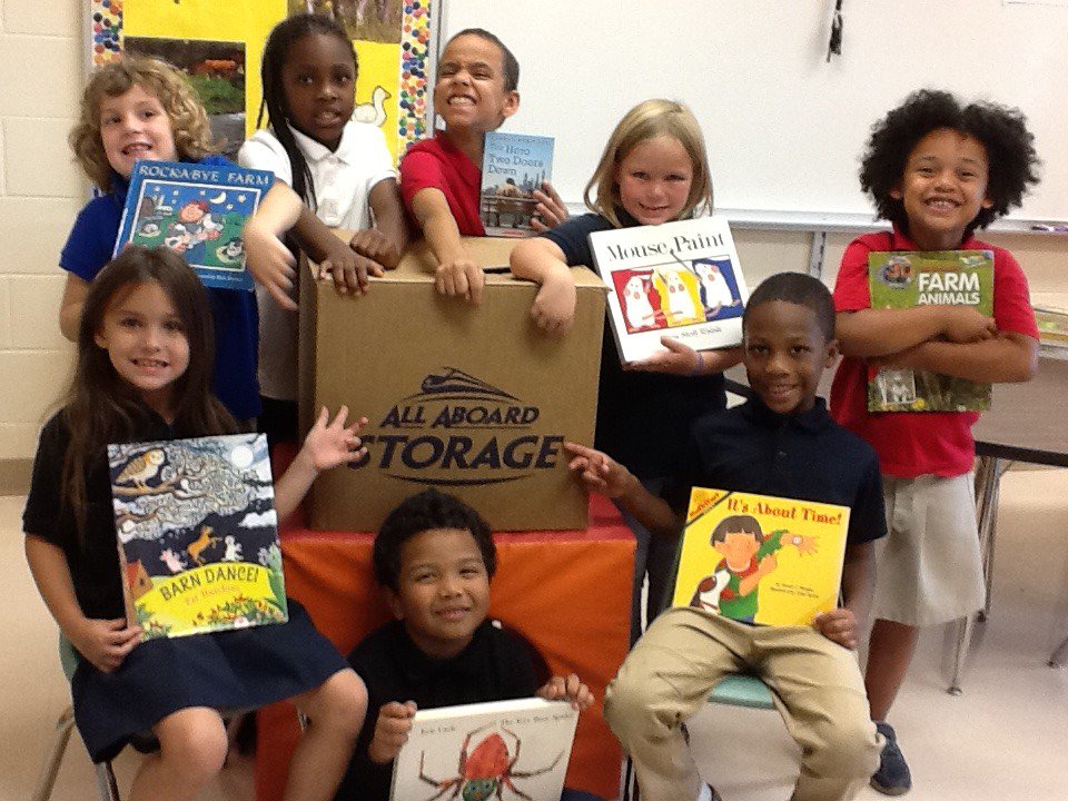 robinweiss111's tweet image. WE LOVE OUR FRIENDS AT ALL ABOARD FLEA MARKET! ❤️❤️❤️❤️❤️

Linda Sacks, Director of Sales and Marketing, spearheaded the drive to collect over 1000 books for our students  @ChampionElBears.  THANK YOU SO MUCH @FleaMarket32127 !!!!!