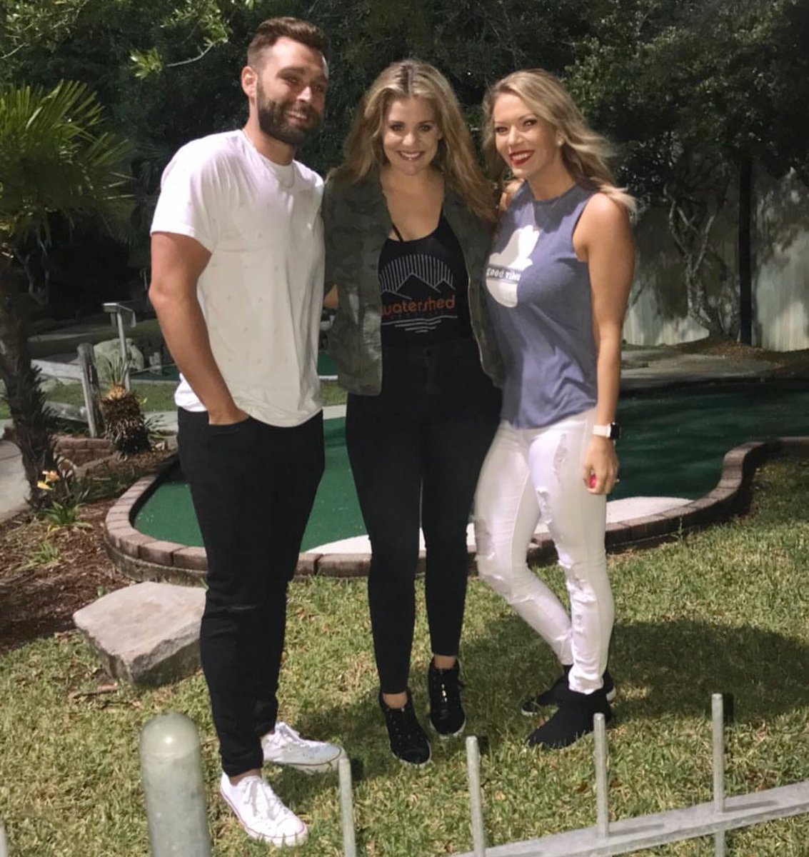 LaurenAupdates's tweet photo. Lauren turned around her car to meet a fan because she saw them staring at her from a mini golf course💙 https://t.co/maMyaOiJpQ