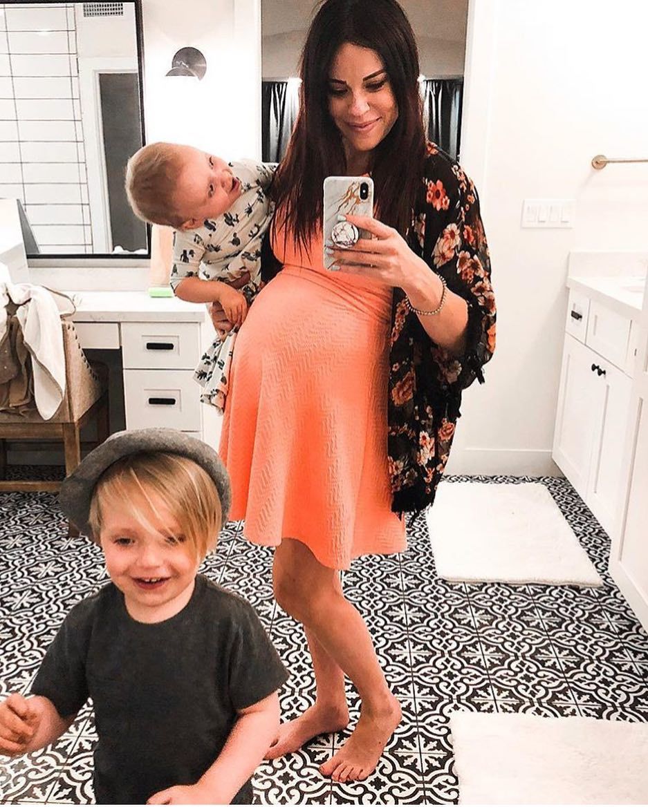 Baby_Prepping's tweet image. Multi-tasking momma here! She has her hands full but can still snap that photo! Follow @babyprepping for more multi-tasking mommas. #multitaskingmom #babyprepping #happyfamily #familylove 
@mrs.minty