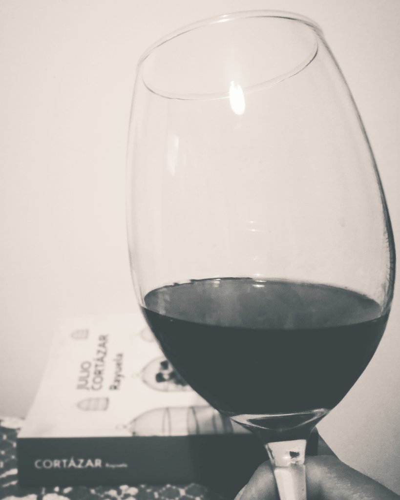 Un buen libro, al igual que un buen vino, nos lleva a descubrir maravillosas historias. #DiaInternacionalDelLibro 🍷