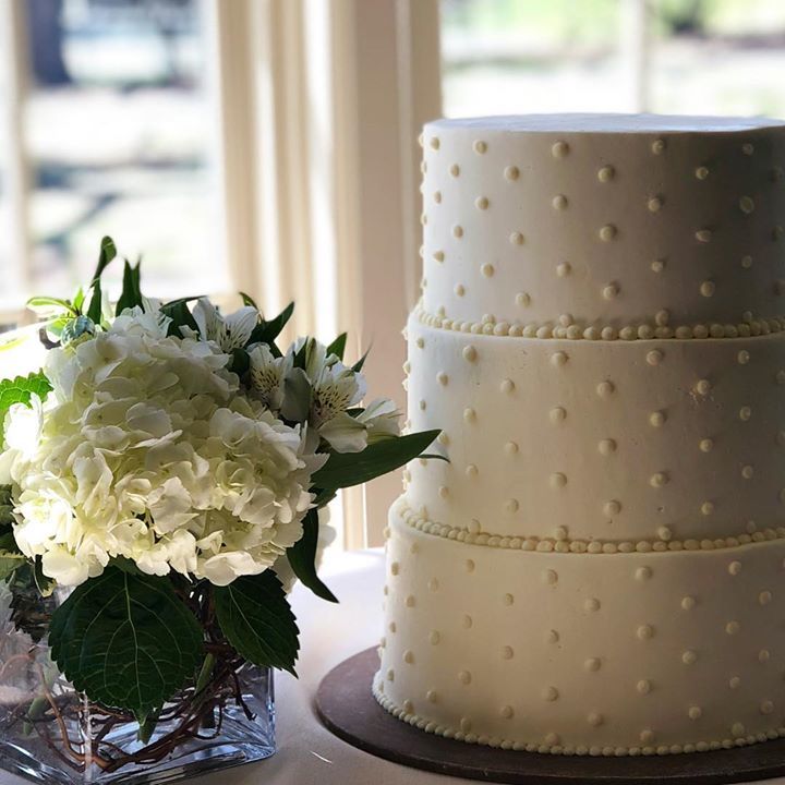 theablebaker's tweet photo. Simple. Elegant. #swissdots #weddingcake #buttercreamcake #teambutter #bakehappy @orangelawntc https://t.co/gYlSKhCgBH https://t.co/NBEFjo0mC9