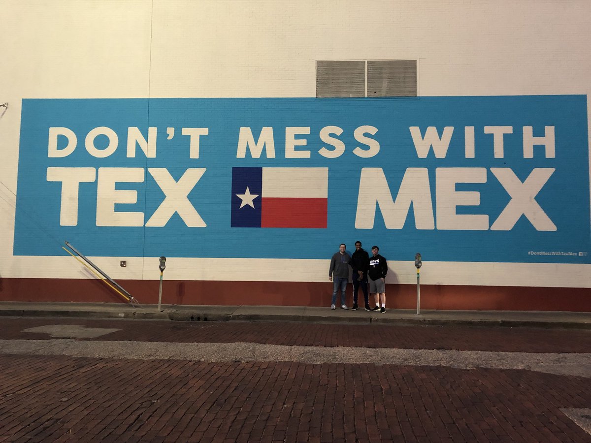 MavsGG's tweet photo. One last photo! Big thanks to @ElFenixMexican for our dinner tonight! 🙌😋🎮#DontMessWithTexMex https://t.co/he9KWoURSm