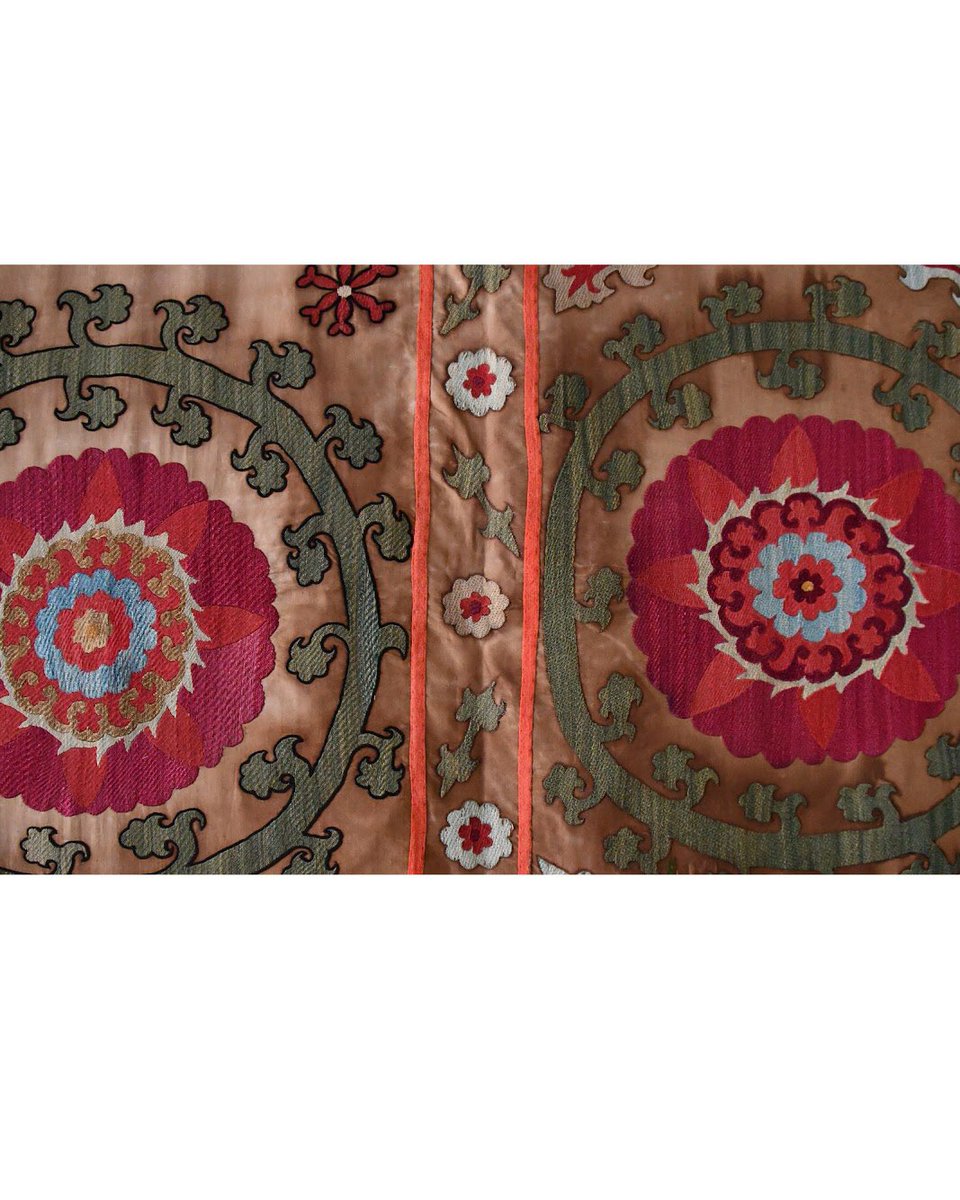 hi_shangrila's tweet photo. For #WomenMW, we highlight suzani textiles, traditionally made by women for the dowry of a family member. Multiple women within a family could be involved in the production, as evident by the variations in color and scale in this artwork. #MuseumWeek https://t.co/oRtyZAoufr