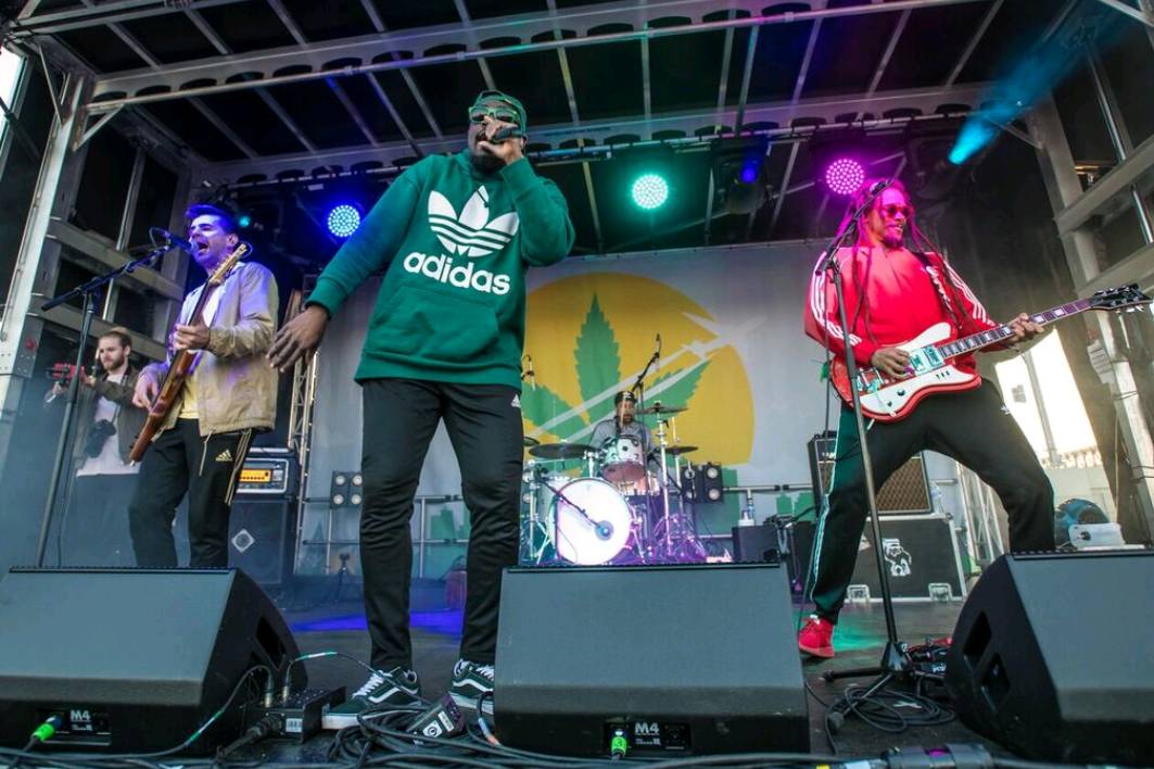 Hip hop trio <a href="/RDGLDGRN/">RGG</a> closing out the Blue Dream stage ❤💛💚
