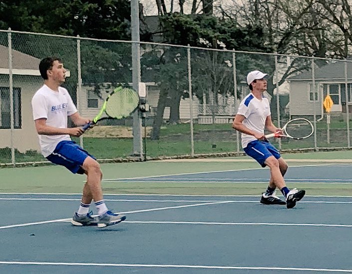 Synchronized tennis...the mark of a great doubles team 😉 @BlakeHayden12 #tennisfun #twinning