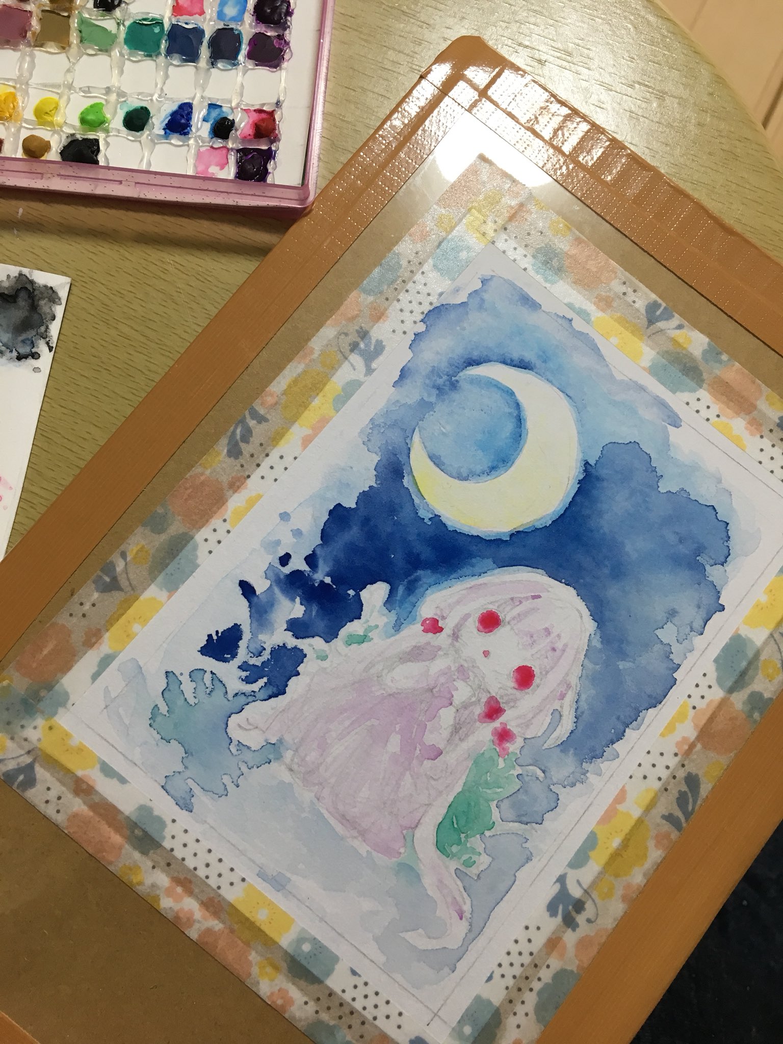 かめころ Twitter पर 前に描いて 紙が薄過ぎてヨレヨレ ボコボコ になって放置してたのを 段ボールとプラ板で水張り板を自作して マスキングテープで水張りしたよ すごいね めっちゃ水使ったけどヨレなかった T Co 6k5adms3sw Twitter
