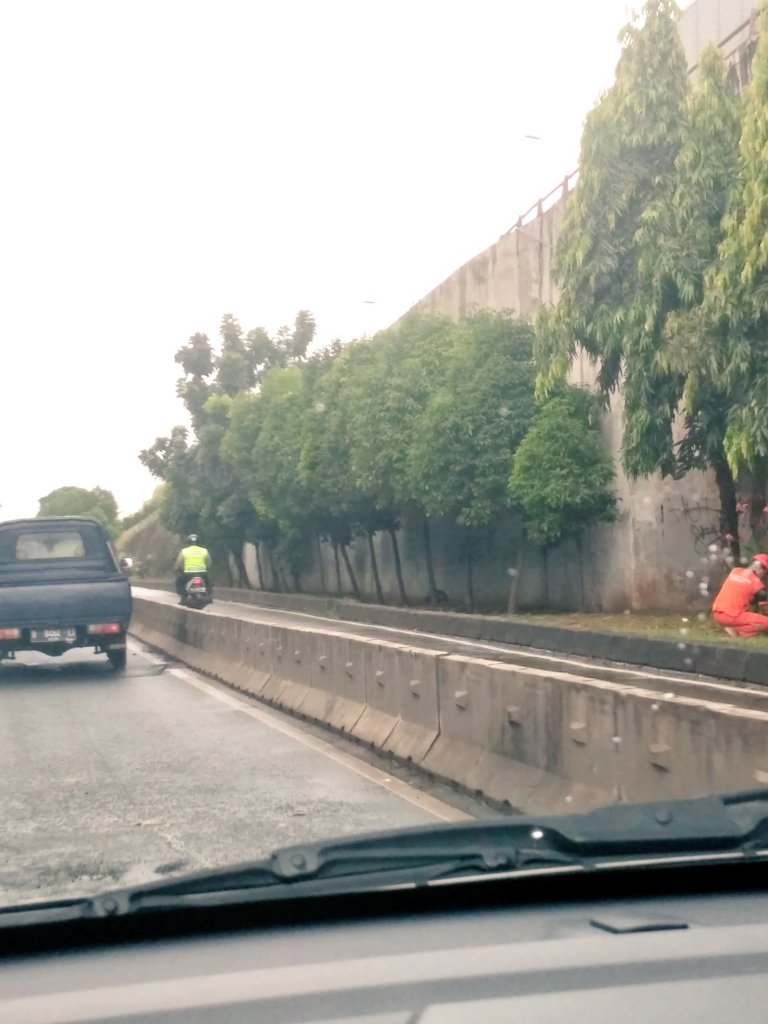 Kecuali Transjakarta. Bukan polisi. <a href="/TMCPoldaMetro/">TMC Polda Metro Jaya</a>