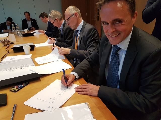 Statkraft's tweet photo. Statkraft is one of eight #hydropower companies in Sweden that will provide 10 billion SEK for a 20 year period to improve the #waterenvironment in Swedish hydropower plants. The eight companies now signed a shareholder agreement, and thus go from word to action. https://t.co/LDidm6yiy5