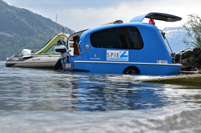 «Carawahnsinn»! Gemütlich auf dem #Thunersee herumtuckern? In #Spiez kann man ab sofort einen schwimmenden Wohnwagen mieten. #Sealander #madeinbern Bild © Jürg Spielmann bit.ly/sealander-spiez