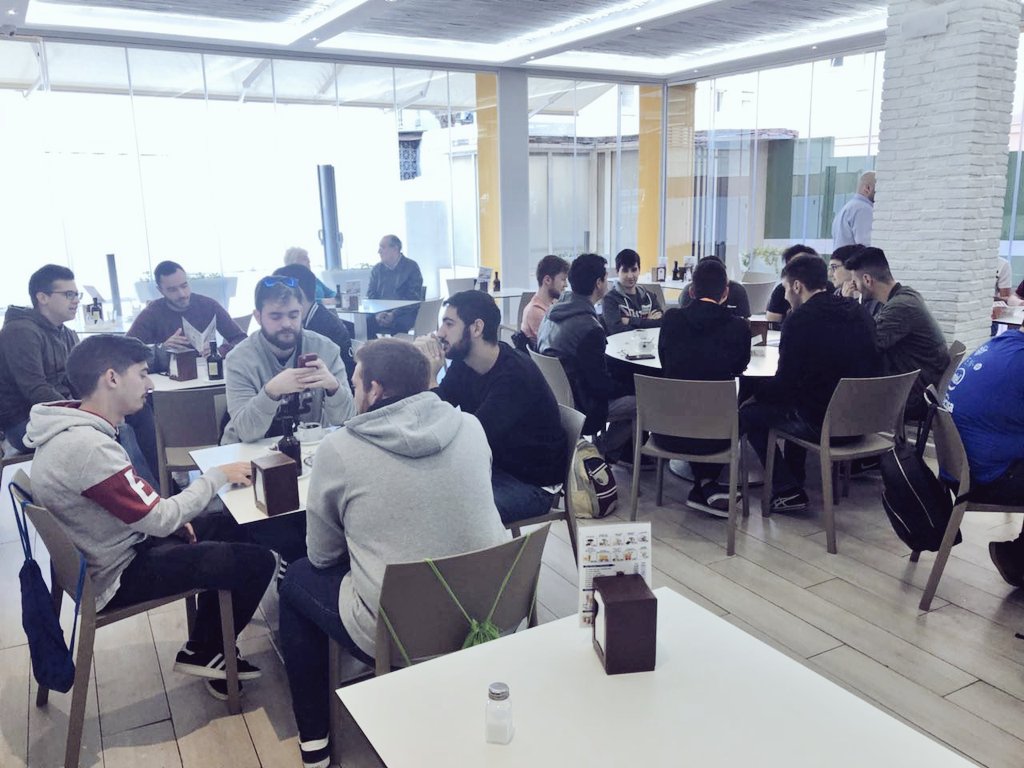 University_ES's tweet photo. ¡Aquí los guerreros ya andan cogiendo fuerzas para el día que les espera!
#FinalesIGNIS
#FinalesUniversity https://t.co/NuRQz0BO6Y