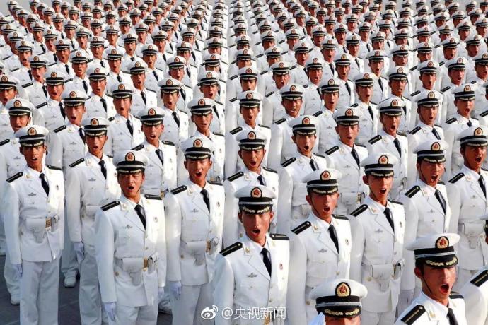 PDChinese's tweet photo. 【震撼！看海軍閱兵方陣 堪比PS的視覺效果】今天，是中國人民解放軍海軍成立69周年紀念日。前幾天，大連艦艇學院的1050名學員組成閱兵方陣，縱橫如刀切，行進中變換著隊形，似戰艦遠遠駛來，場面震撼！轉起，祝#中國海軍69歲生日快樂#！ https://t.co/46LXnmj79z