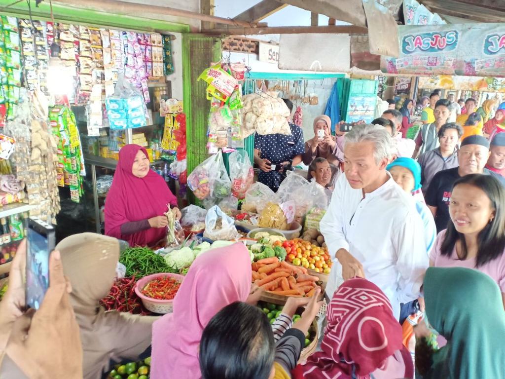info_Blora's tweet photo. Berkampanye di Kecamatan Cepu Kab.Blora, pagi ini Cagub @ganjarpranowo berinteraksi dg pedagang Pasar Tradisional Plaza Cepu | @habibthink https://t.co/btONUZGyCr