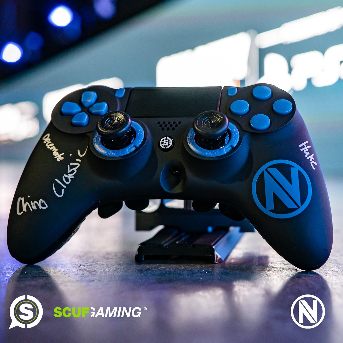 Envy's tweet photo. Couldn't make it to #CWLSeattle? You can still win this @TeamEnVyUs branded @ScufGaming controller🎮 autographed by the #EnvyCOD team. 

Follow both accounts, RT and like this post for your chance to take it home. Winner announced 4/30. https://t.co/XrEBvuZ2k5