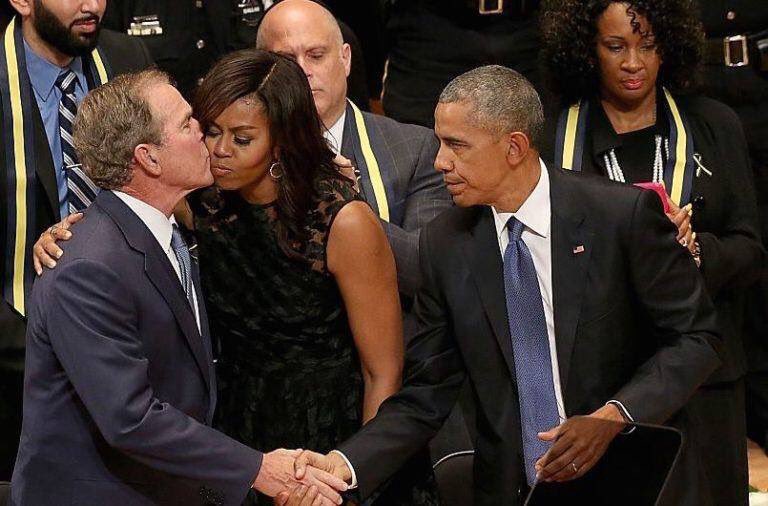 ampharris's tweet image. The #Obamas consoling their friends.  Love, respect and class.  Healers and Chief #AnotherMajorPowermove🙏🏾❤️❤️