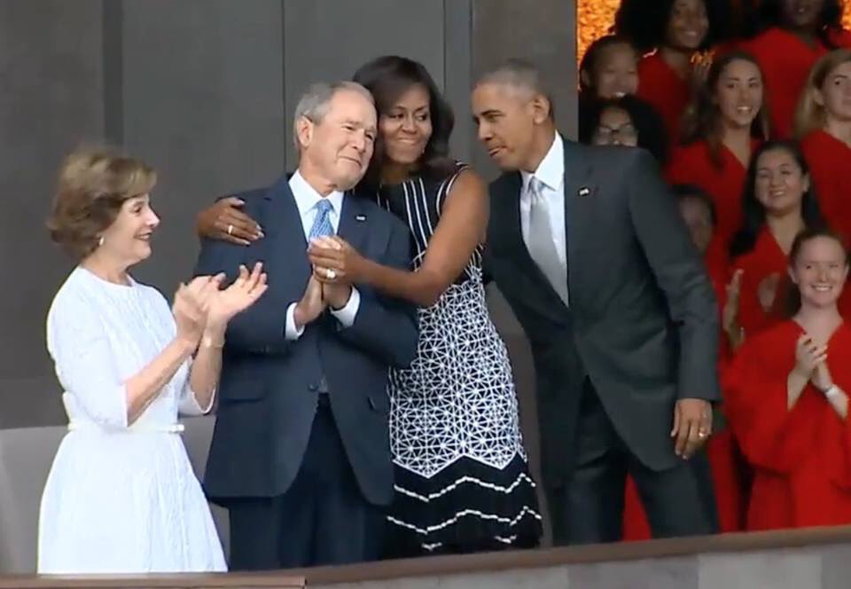ampharris's tweet image. The #Obamas consoling their friends.  Love, respect and class.  Healers and Chief #AnotherMajorPowermove🙏🏾❤️❤️
